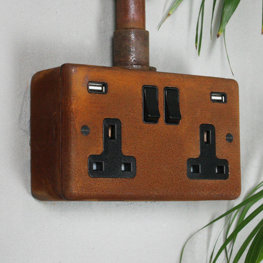 Rusted Double Socket With USB A