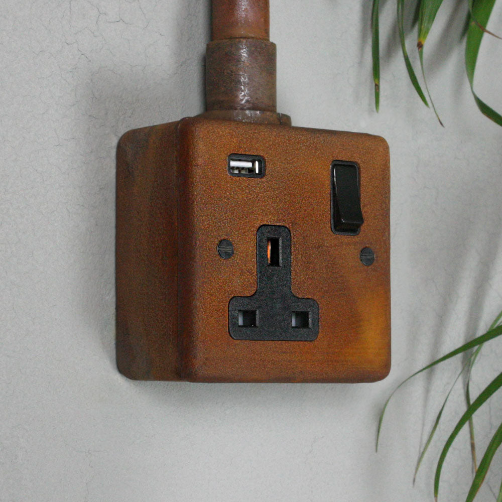 Rusted Single Socket With USB